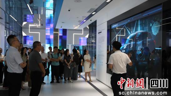 機(jī)器人進(jìn)廠打螺絲成現(xiàn)實(shí) 成都國企開放日揭秘制造業(yè)智能化轉(zhuǎn)型